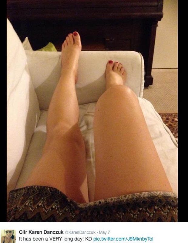 Для домашней мастурбации перед вебкамерой зрелая дама использует ногу кровати