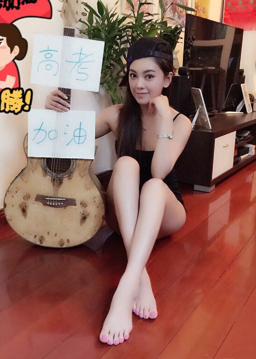 Wenqi Zhao Feet
