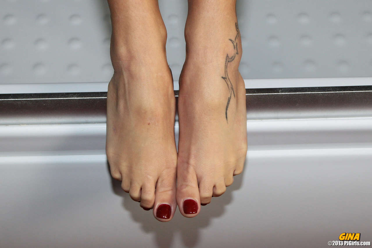 Gina Devine Feet