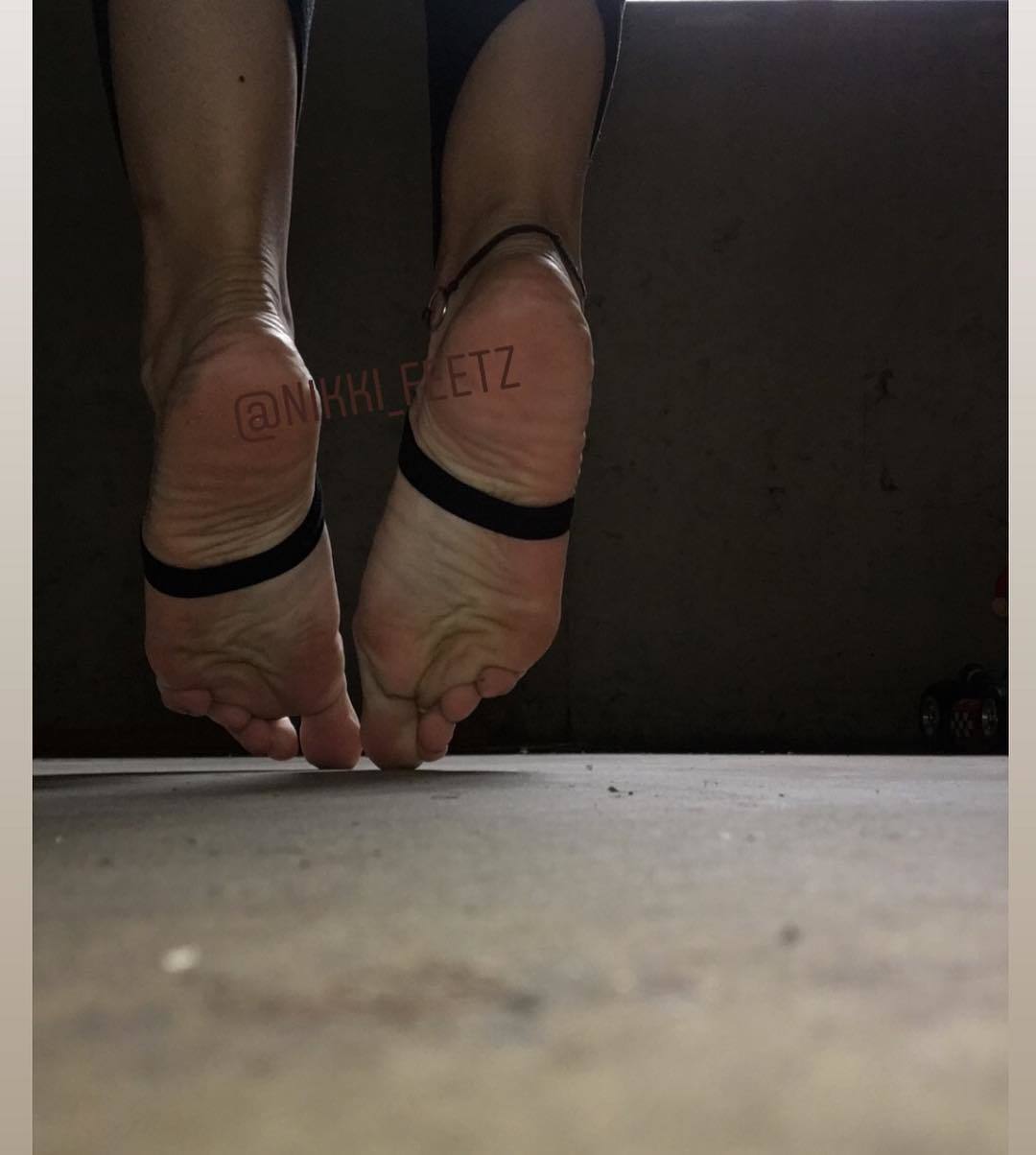 Nikki Feetz Feet