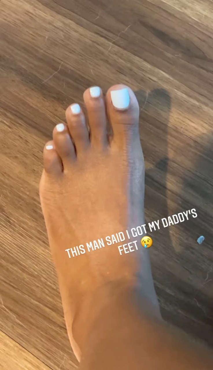Ari Lennox Feet