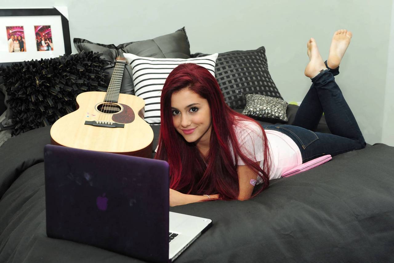 Ariana Grande Any Love For Small Stubby Toes Feet Toes Footfetis