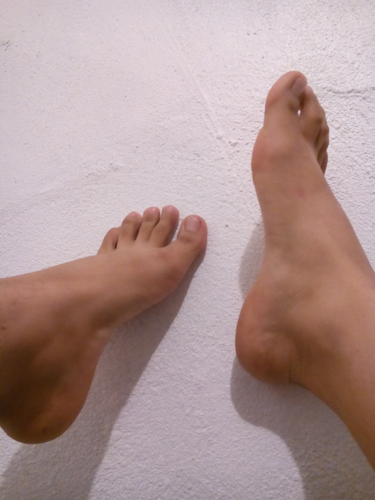 Brunette College Student Feet Toes Footfetis