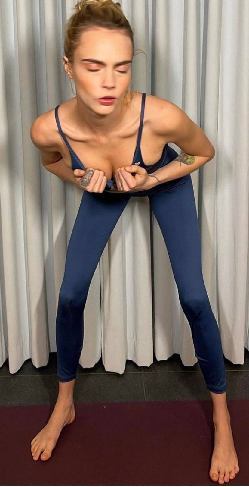 Cara Delevingnes Long Yoga Toes Feet Toes Footfetis