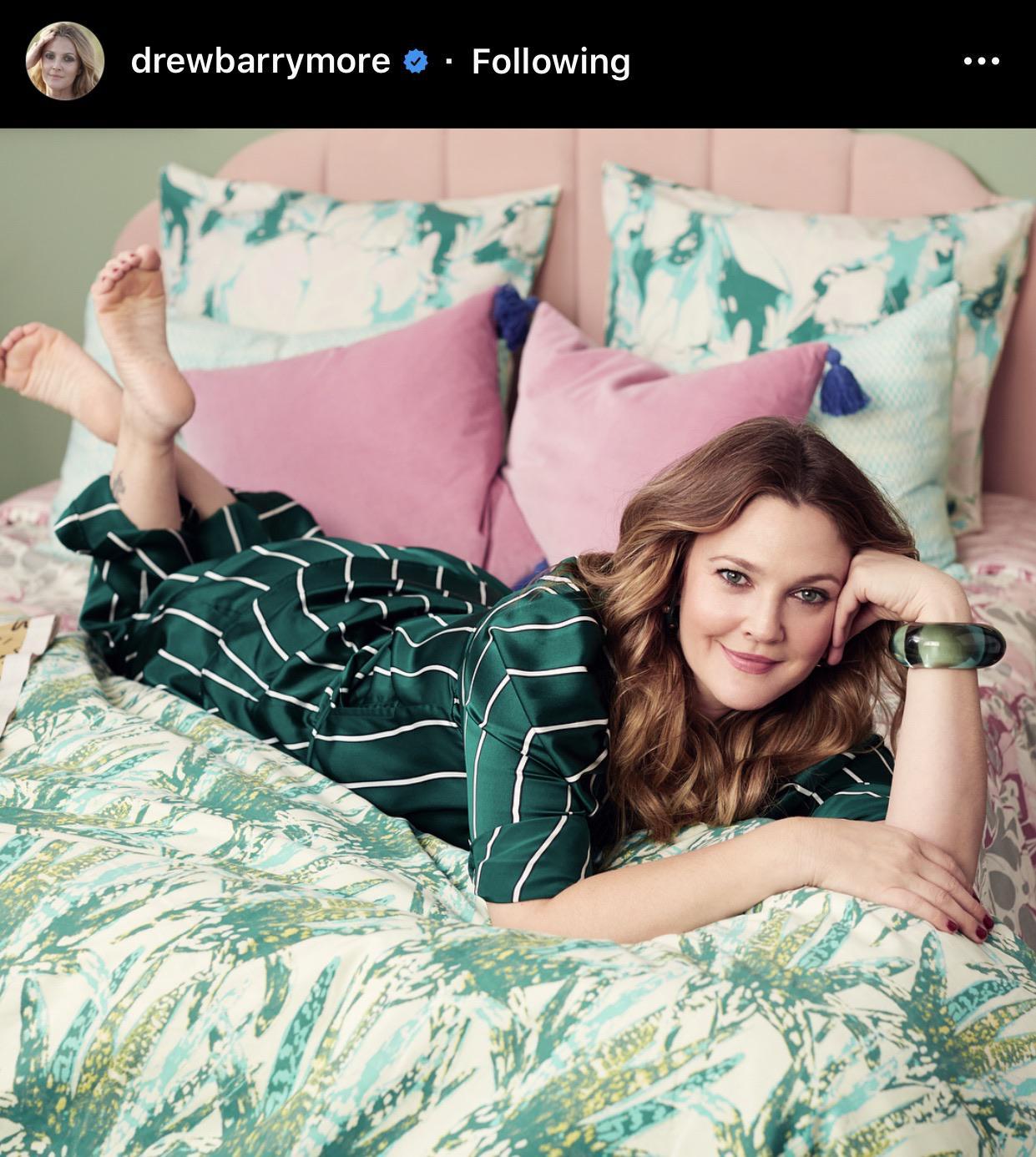 Drew Barrymore In The Pose With The Toe Scrunch Feet Toes Footfetis