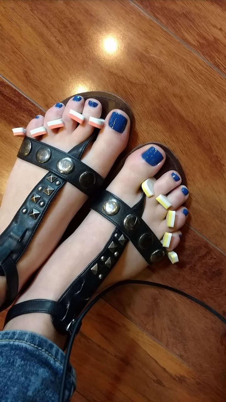 Fresh Blue Toes Fee