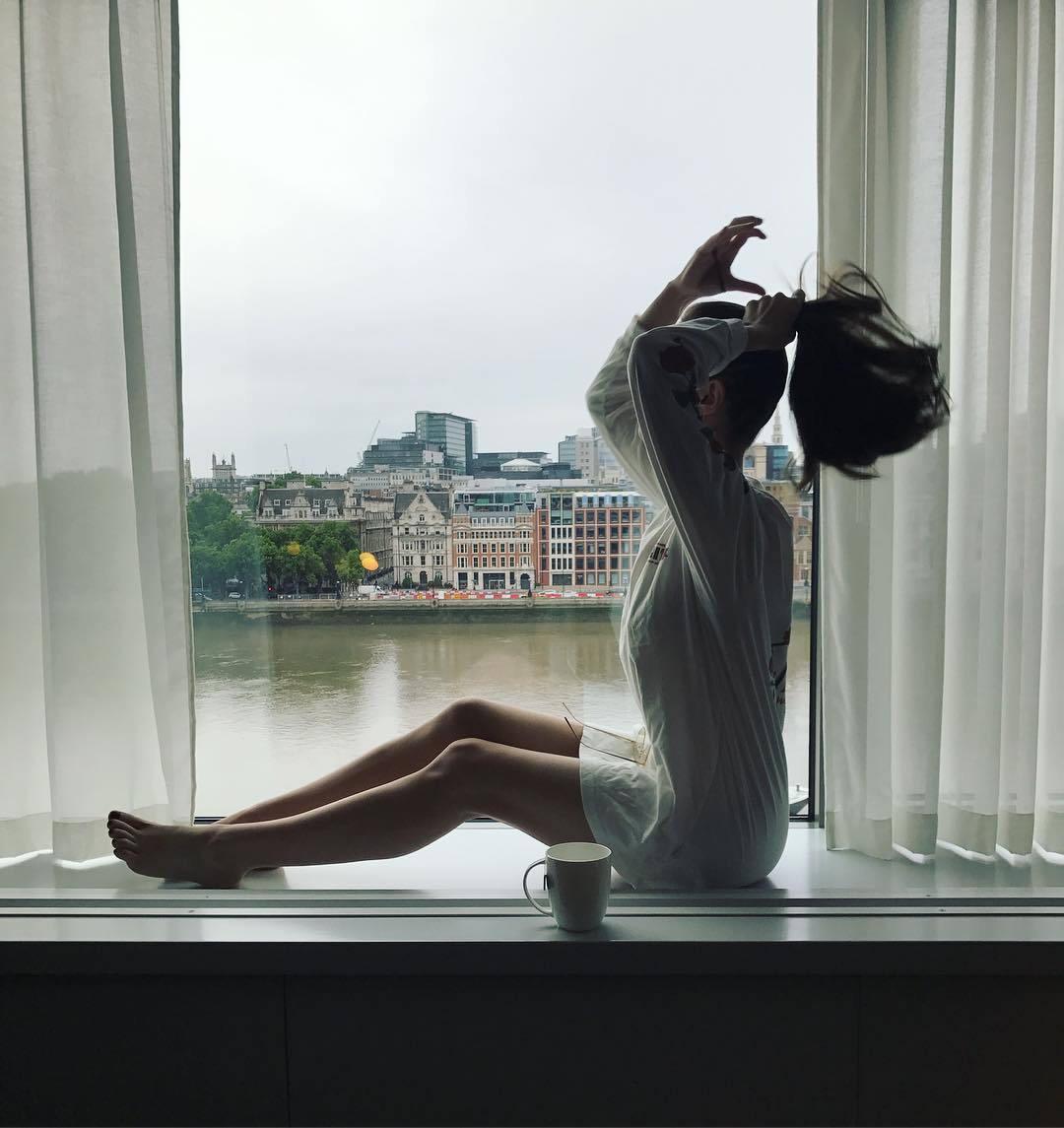 Hailee Steinfeld Sat In A Window Feet Toes Footfetis