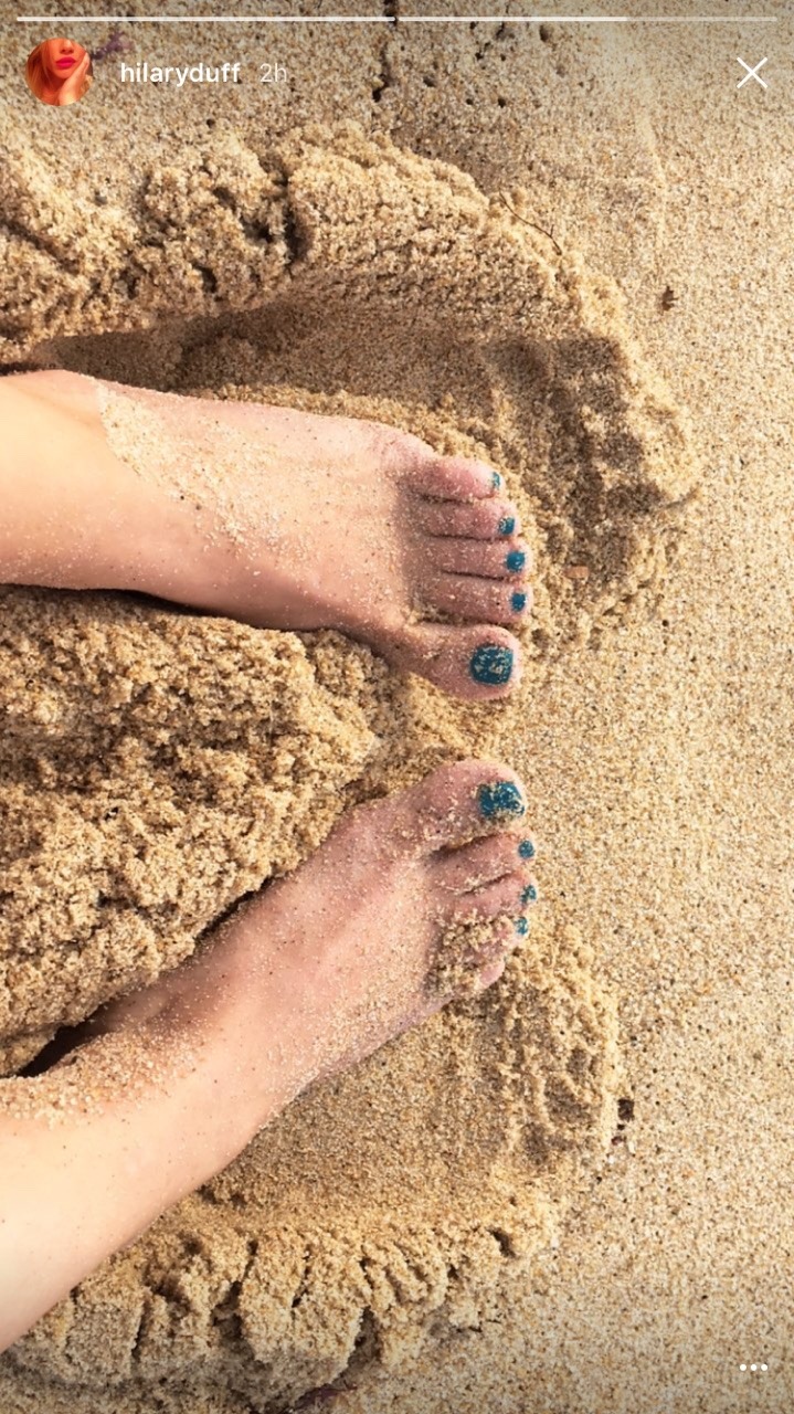 Hillary Duffs Sandy Toes At The Beach Fee