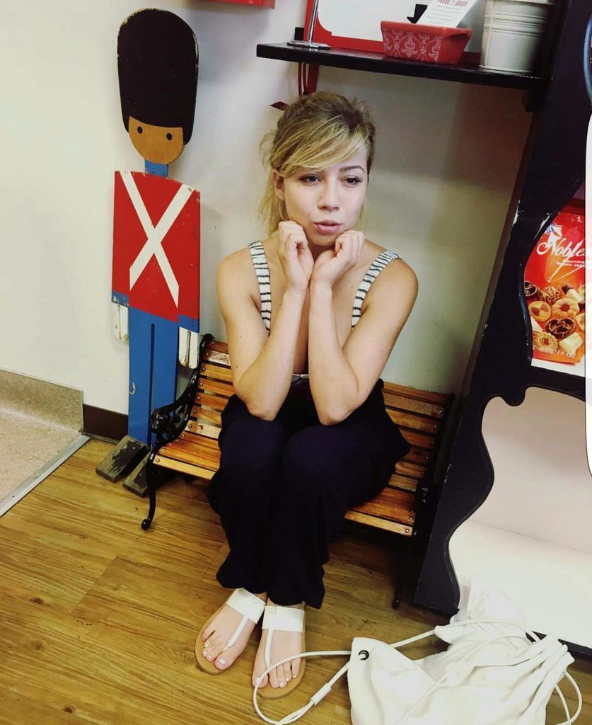 Jenette Mccurdy On A Tiny Bench Feet Toes Footfetis