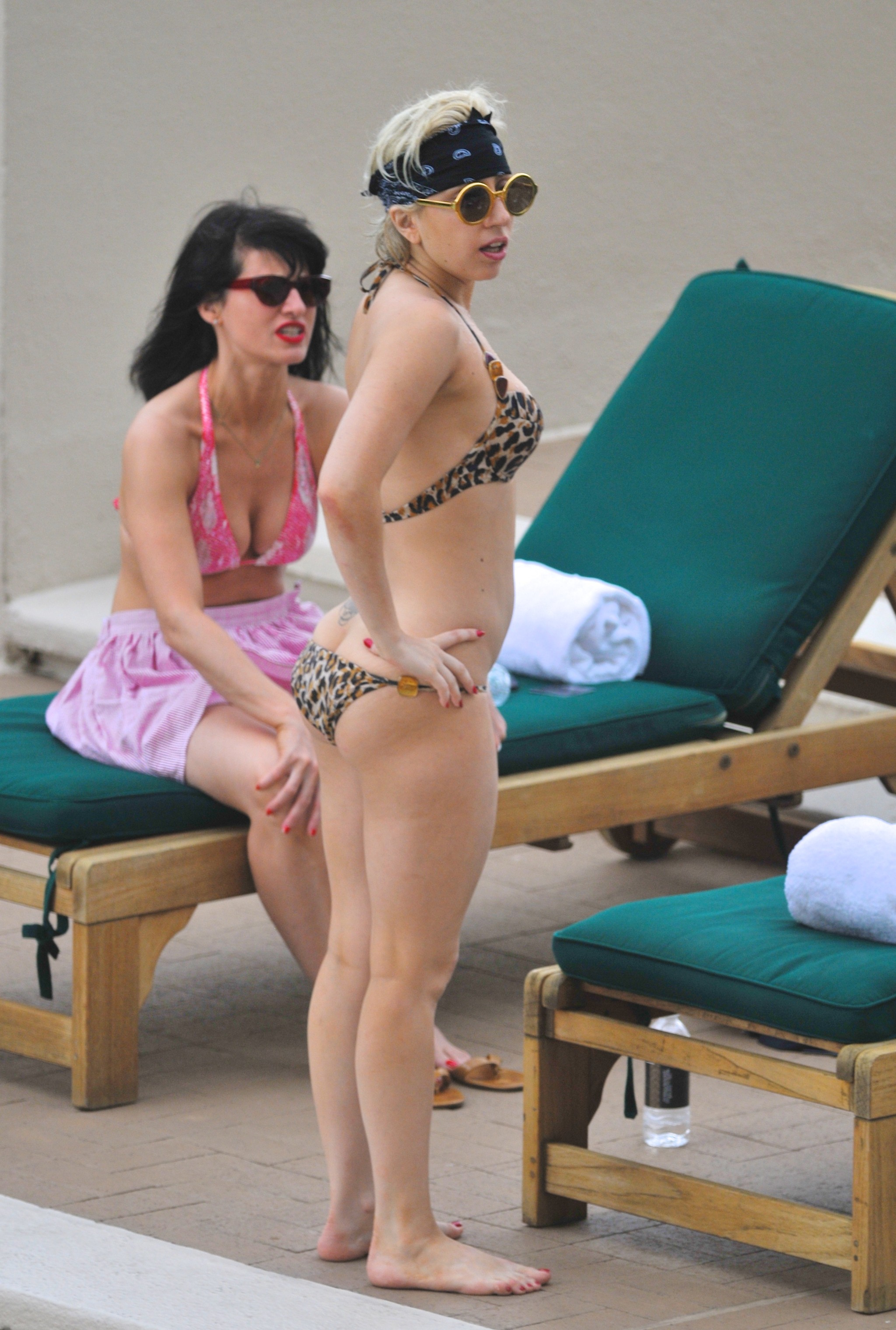 Lady Gaga By The Pool With Some Crack Feet Toes Footfetis