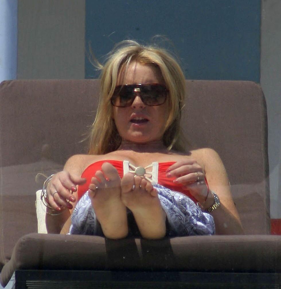 Lindsay Lohans Sexy Poolside Soles Fee