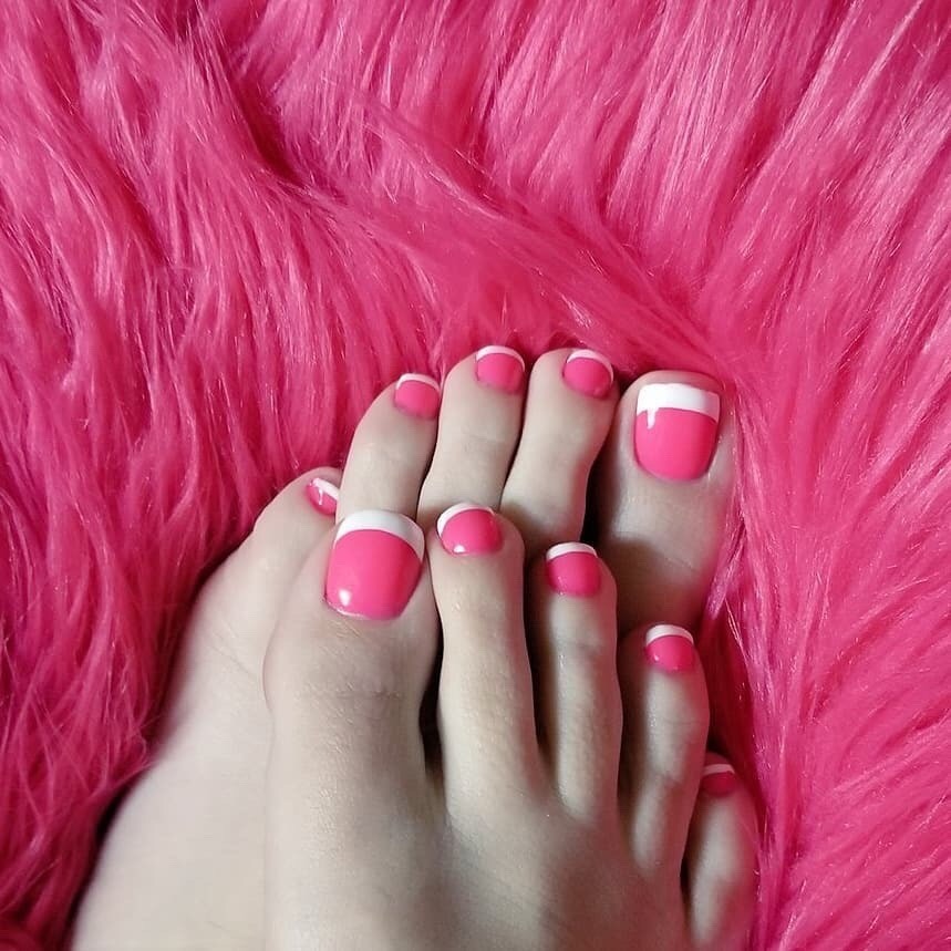 Long Toes With French Tips Fee