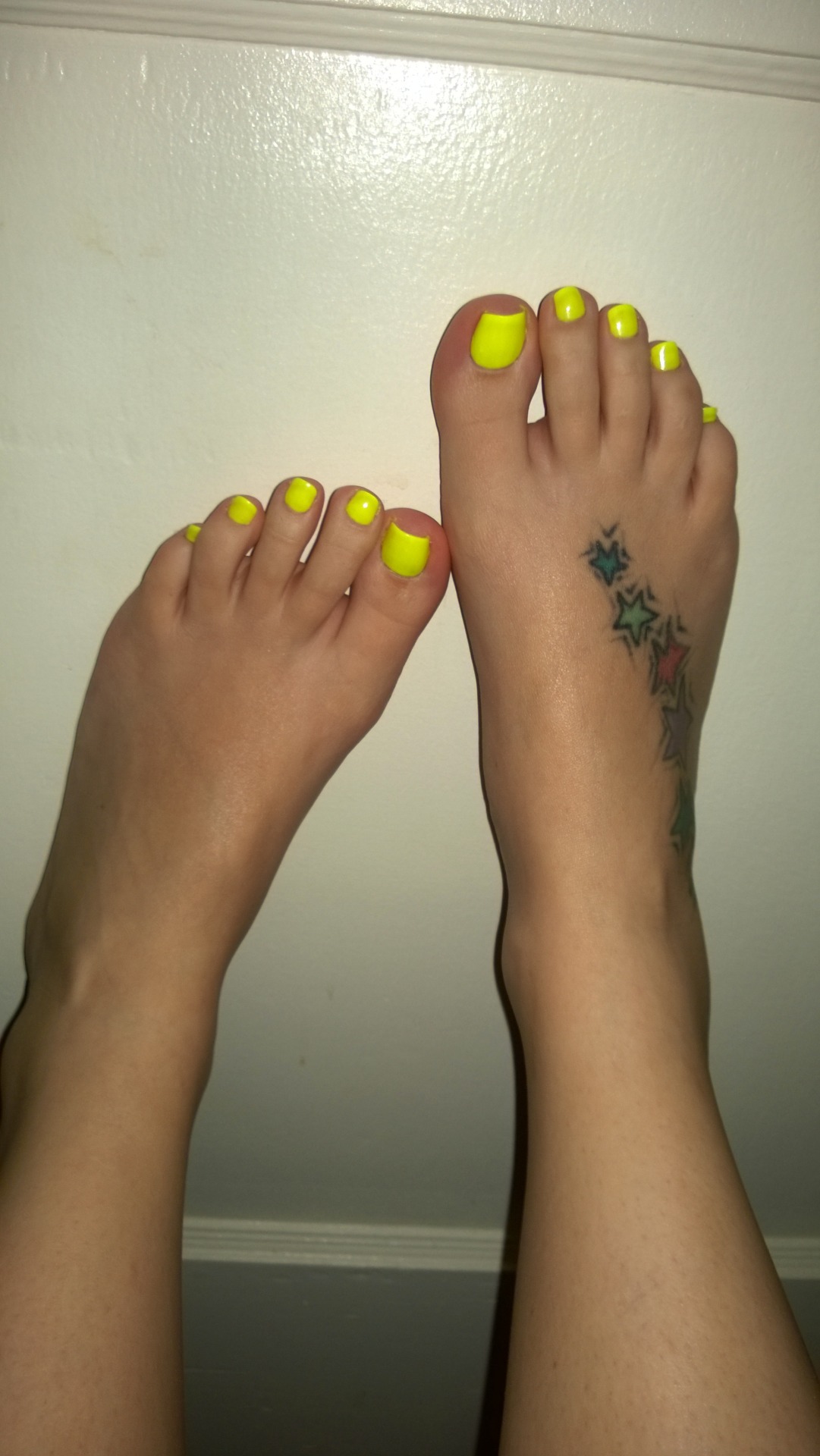 Neon Yellow Feet Toes Footfetis