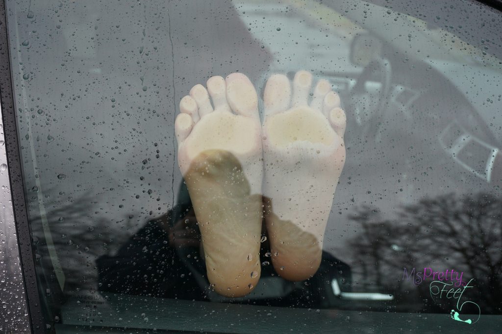 Rainy Days Feet Toes Footfetis