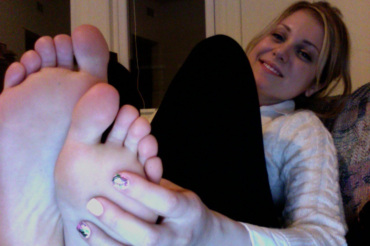 She Is Just Begging For A Foot Massage Fee
