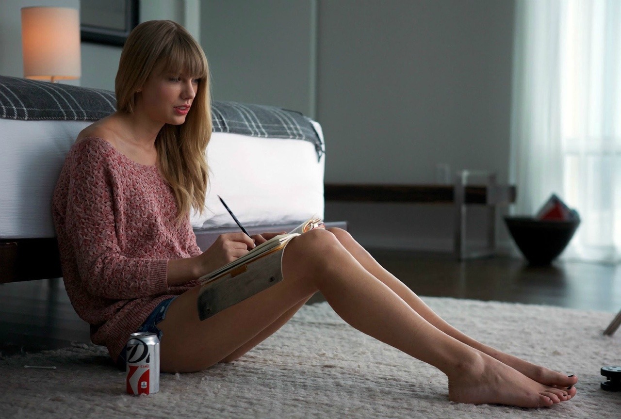 Taylor Swifts Sexy Toes Fee