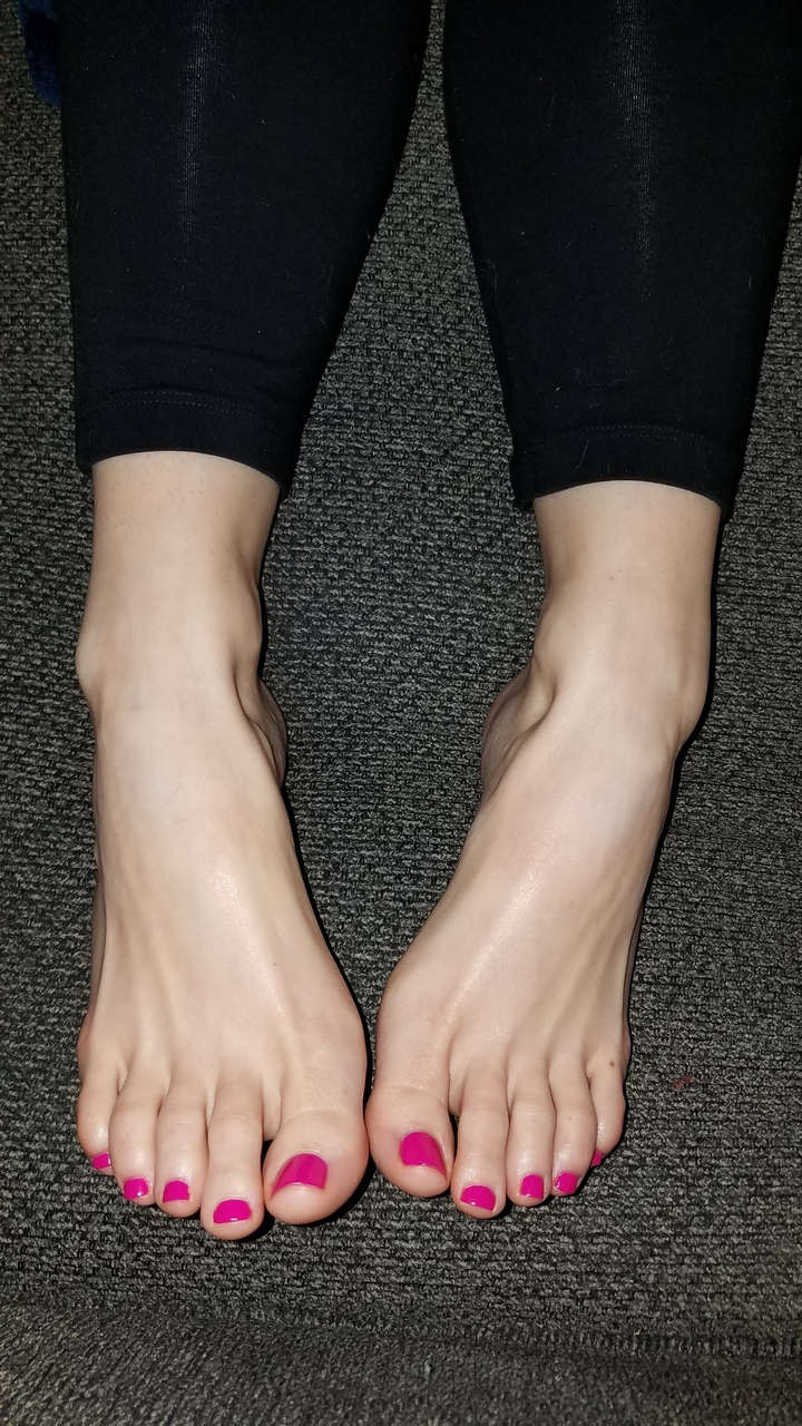 Those Sexy Feet Luring Me Over For Some Rubs An