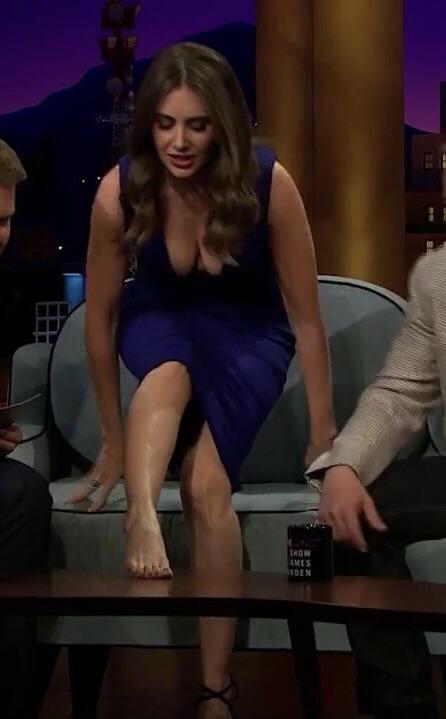 When Alison Brie Went On A Talk Show And Let Feet Toes Footfetis