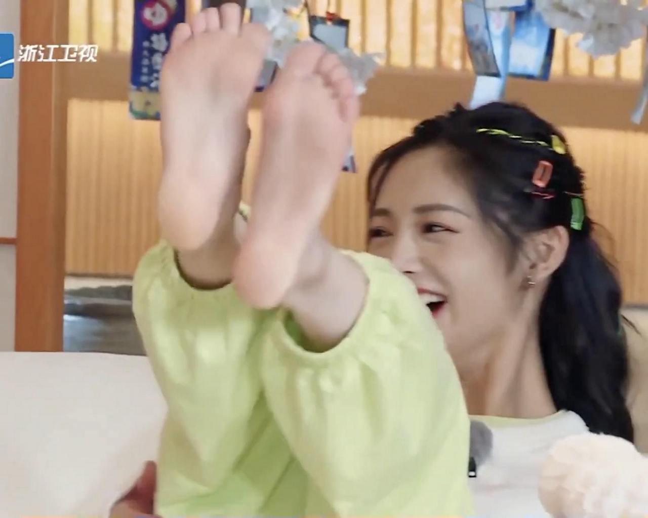 Jieqiong Zhou Feet