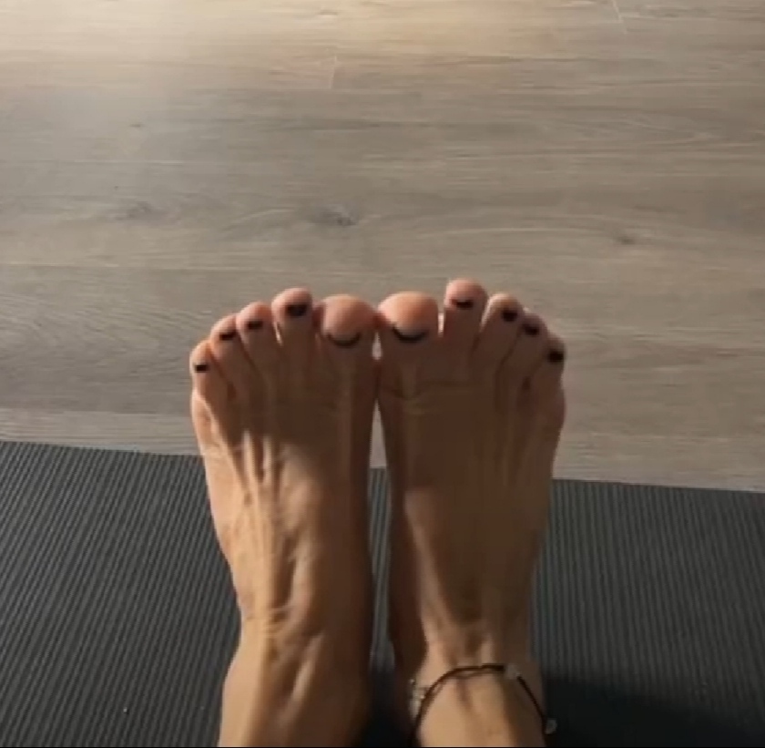Niki Petroulaki Feet