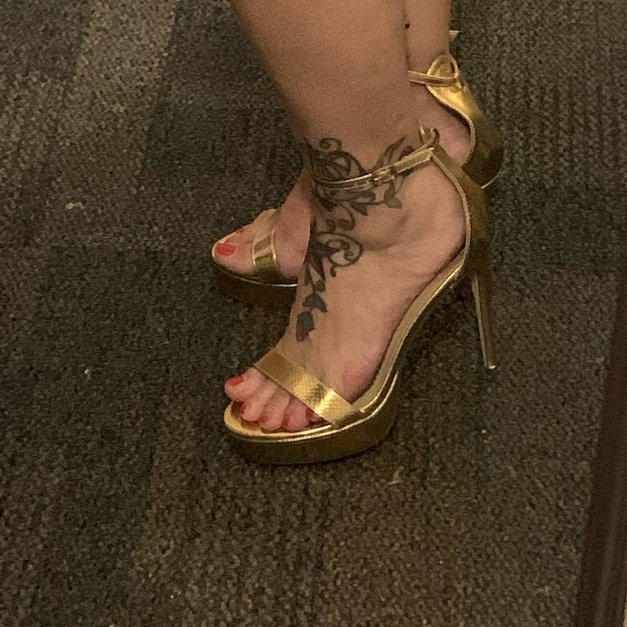 Perla Middleton Feet