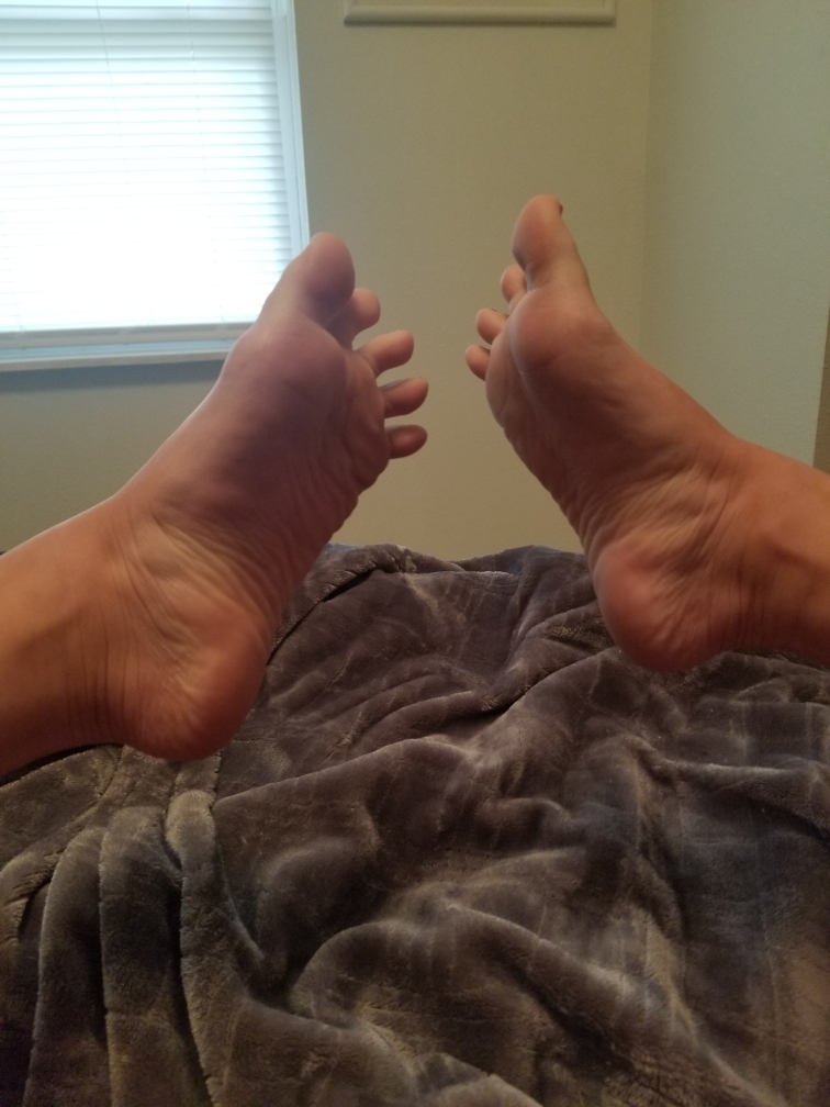 Footgirle Bored In Bed