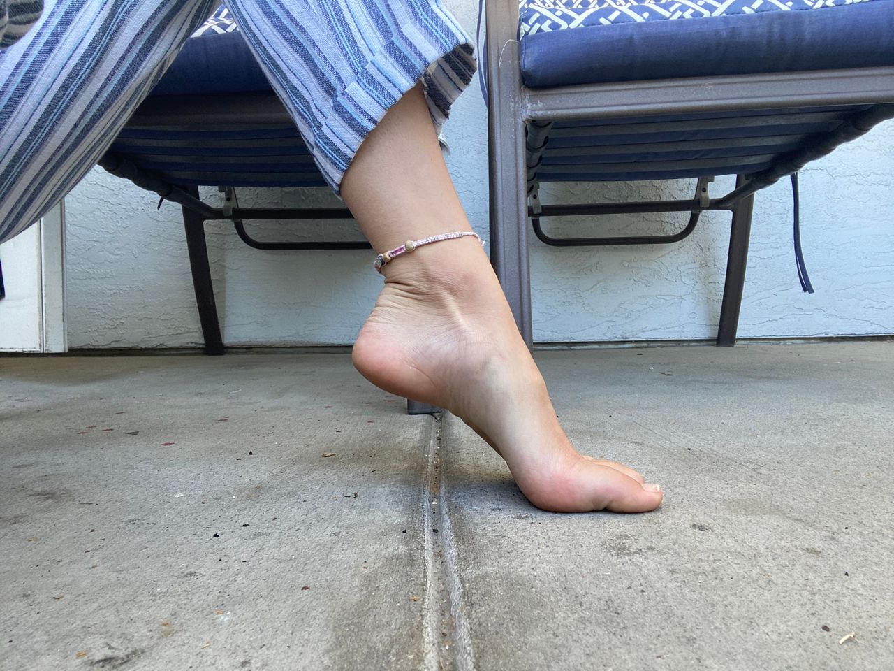 Kirsten Fields Bare Toe Nails Out On The Patio