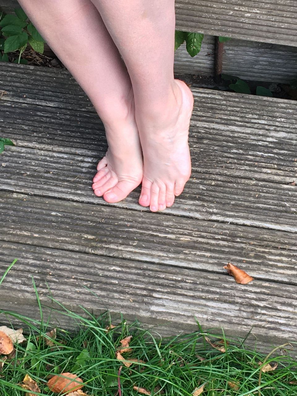 Lespieds Barefoot Outside In The Uk