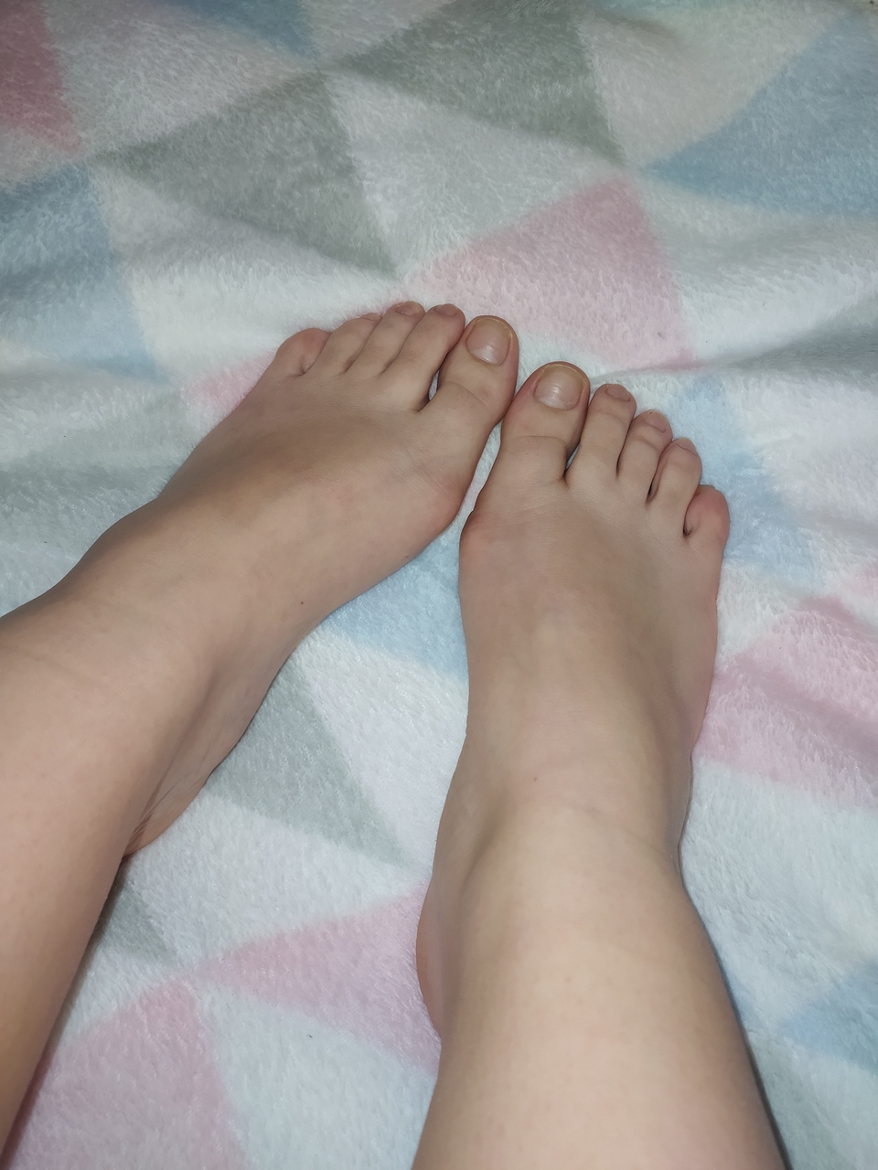 Miss Psycho 5 Pics Bare Feet On A Soft Blanket