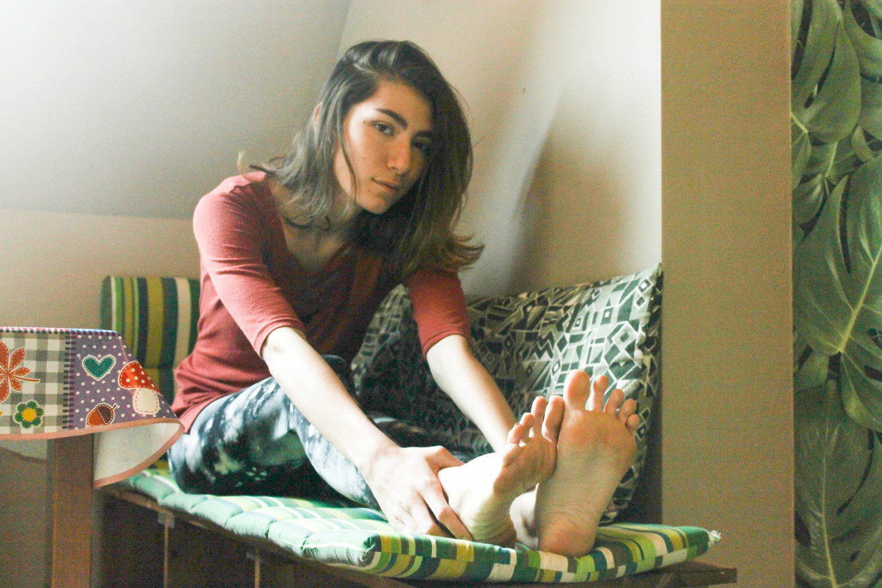 Nina Yo Barefoot In Leggings