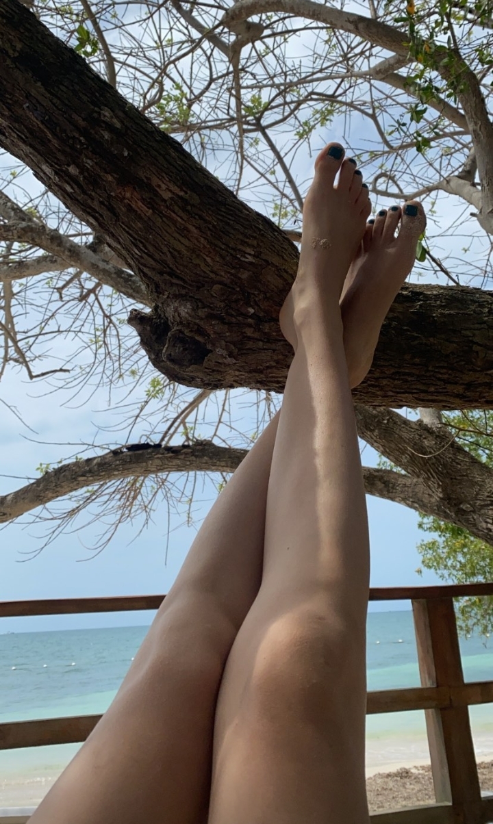 Luna Baxter Feet