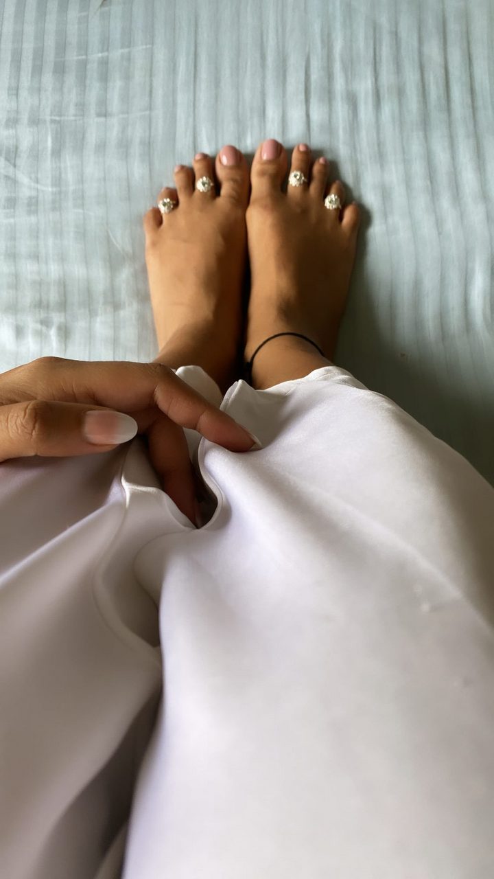 Esha Gupta Feet
