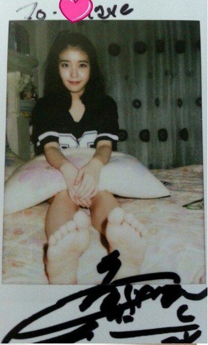 Kfeets Iu Giving A Polaroid Of Her Delicious Soles To Her Fan Fee