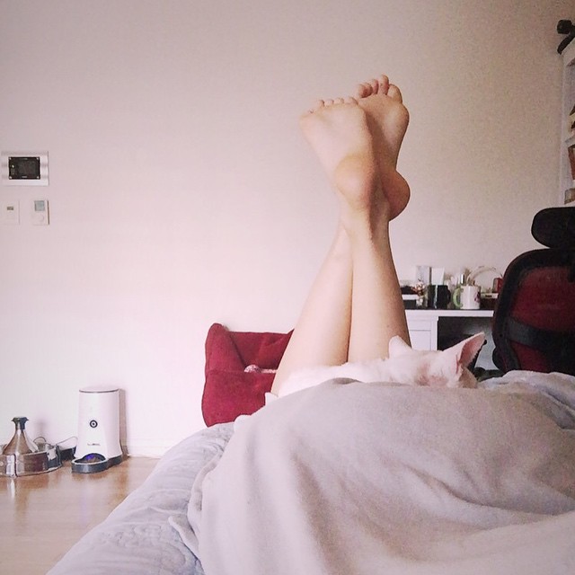 Kfeets Snsd Sunny Takes A Selca Of Her Delicious Beautiful Soles Fee