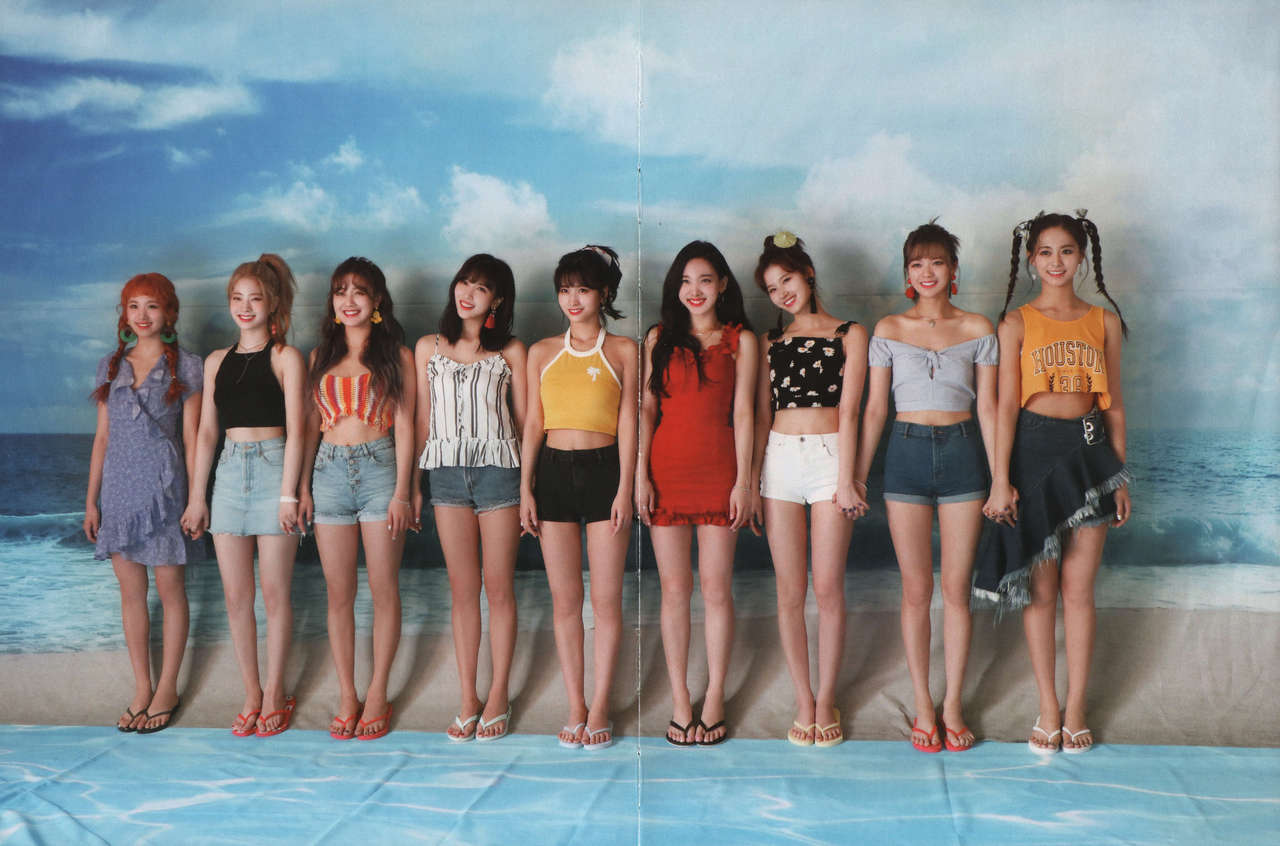 Kfeets Twice Chaeyoung Dahyun Jihyo Mina Momo Nayeon Sana Jeongyeon And Tzuyu Fee