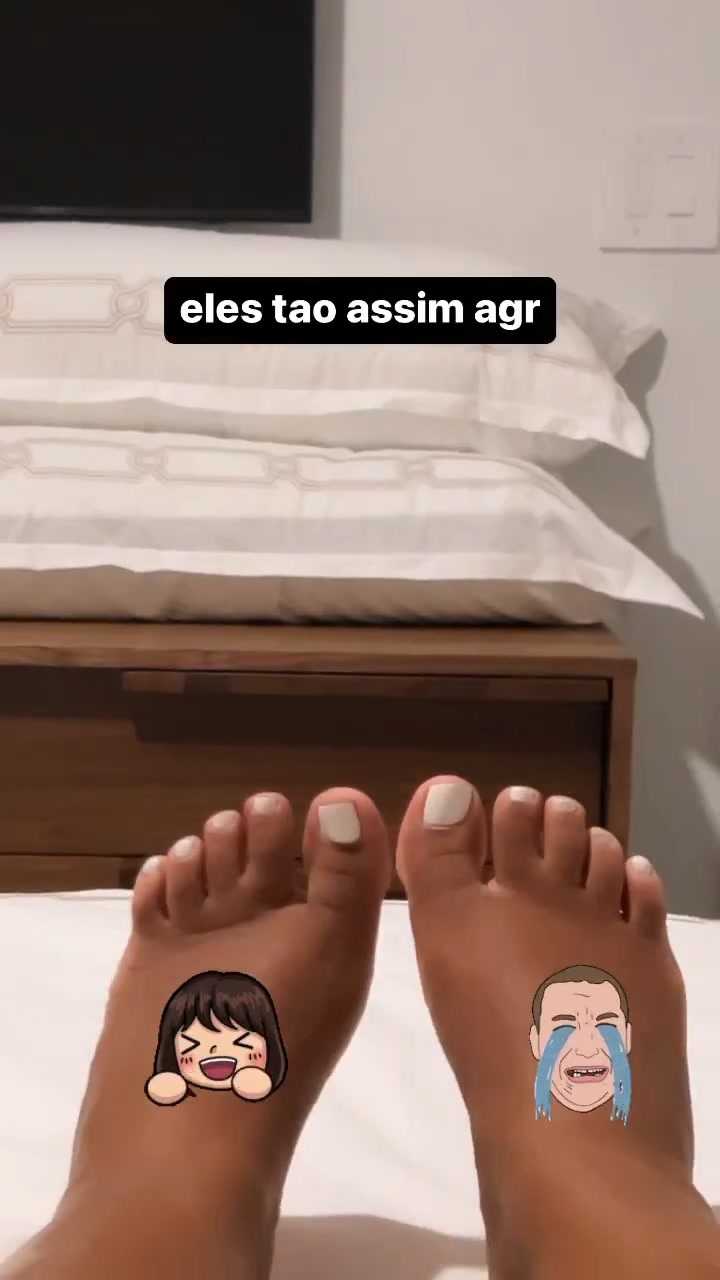 Camila Loures Feet