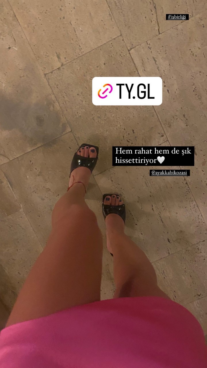 Elif Tigli Feet