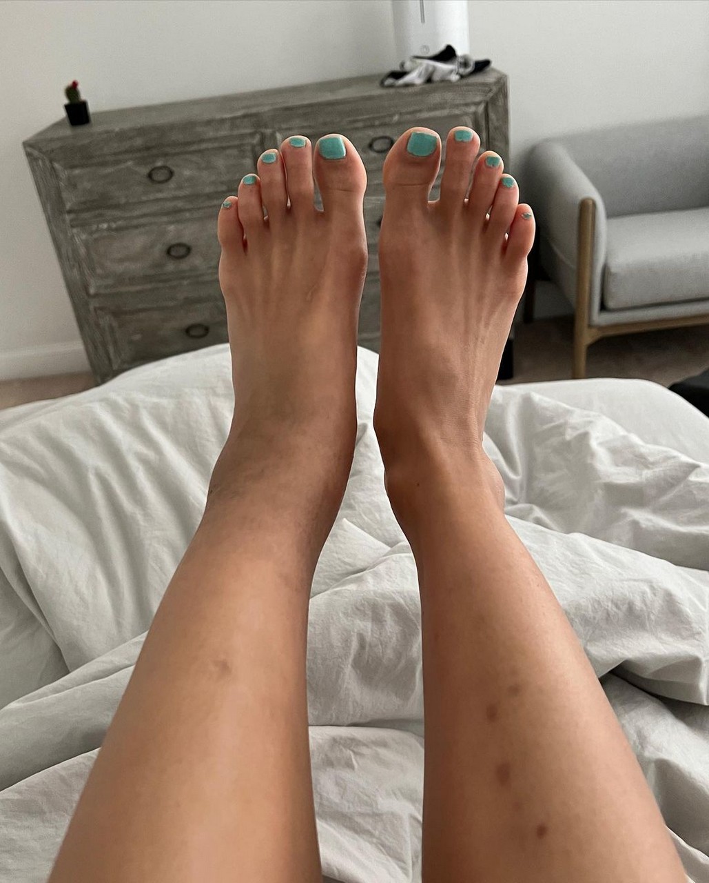 Lizzy Capri Feet