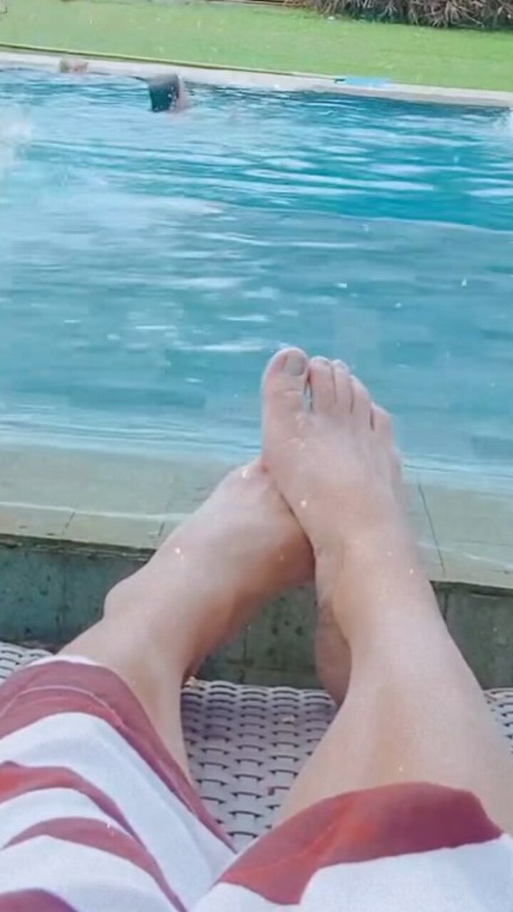 Luiza Valdetaro Feet
