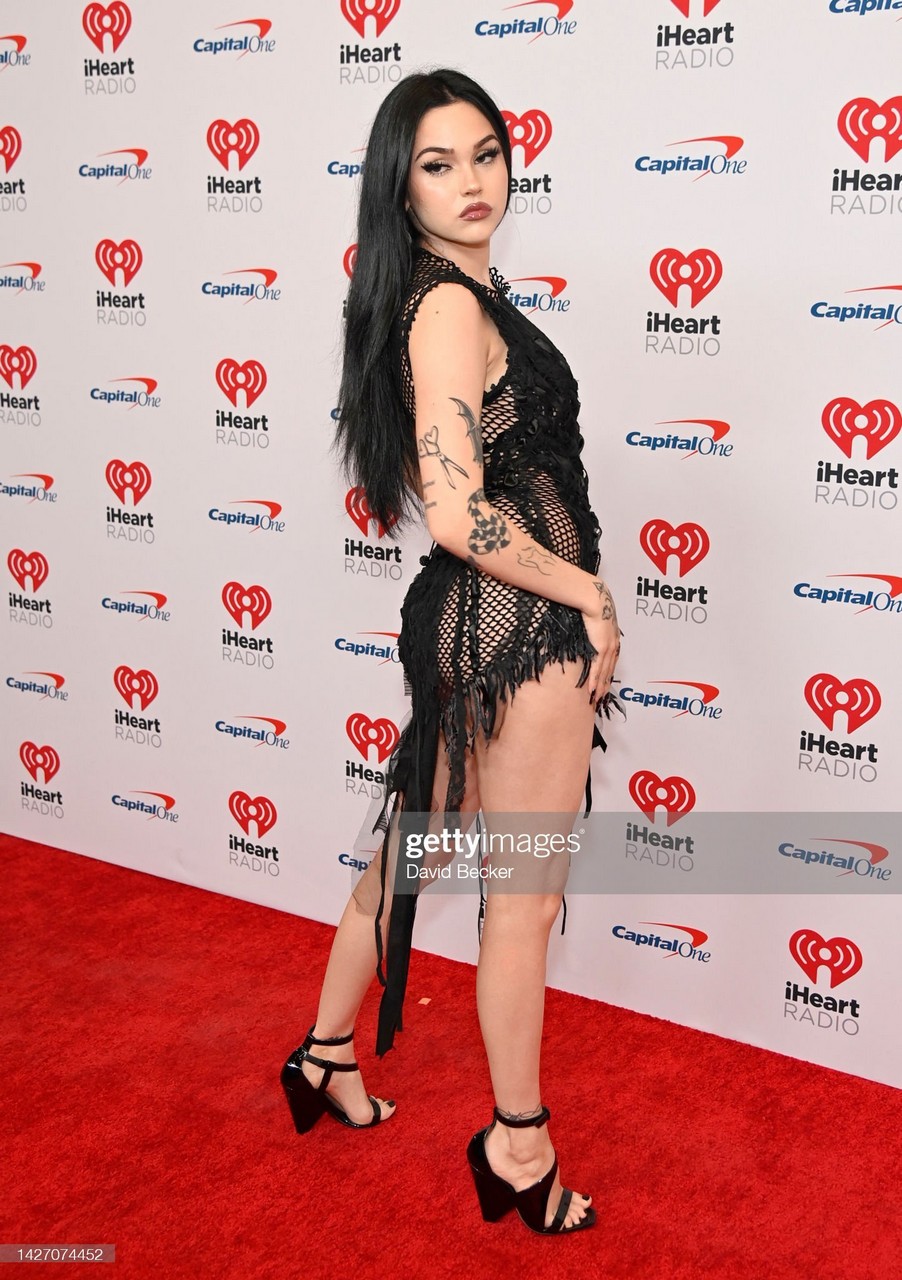 Maggie lindemann feet