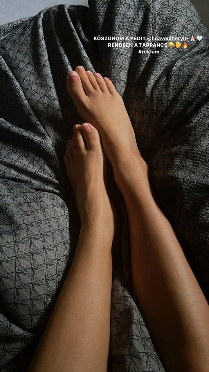 Viktoria Metzker Feet