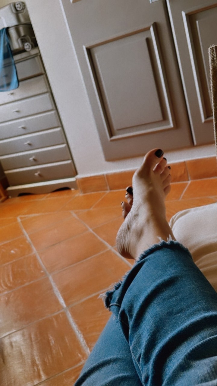 Flora Canto Feet