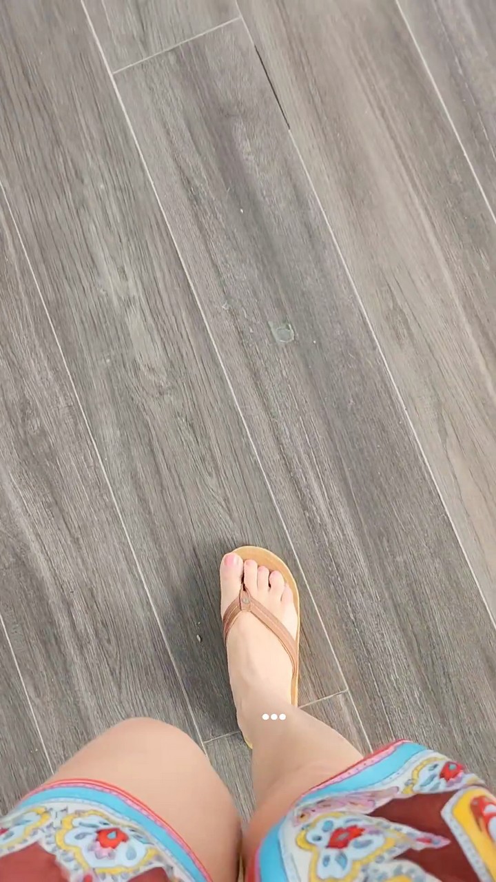 Laura Petrescu Feet