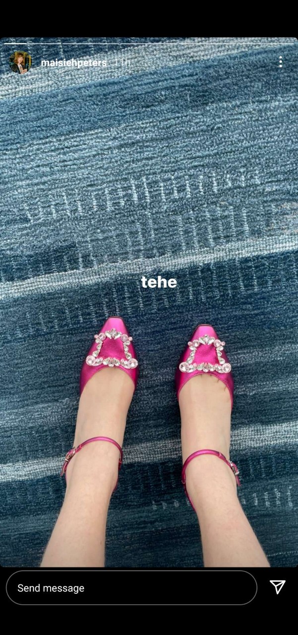 Maisie Peters Feet