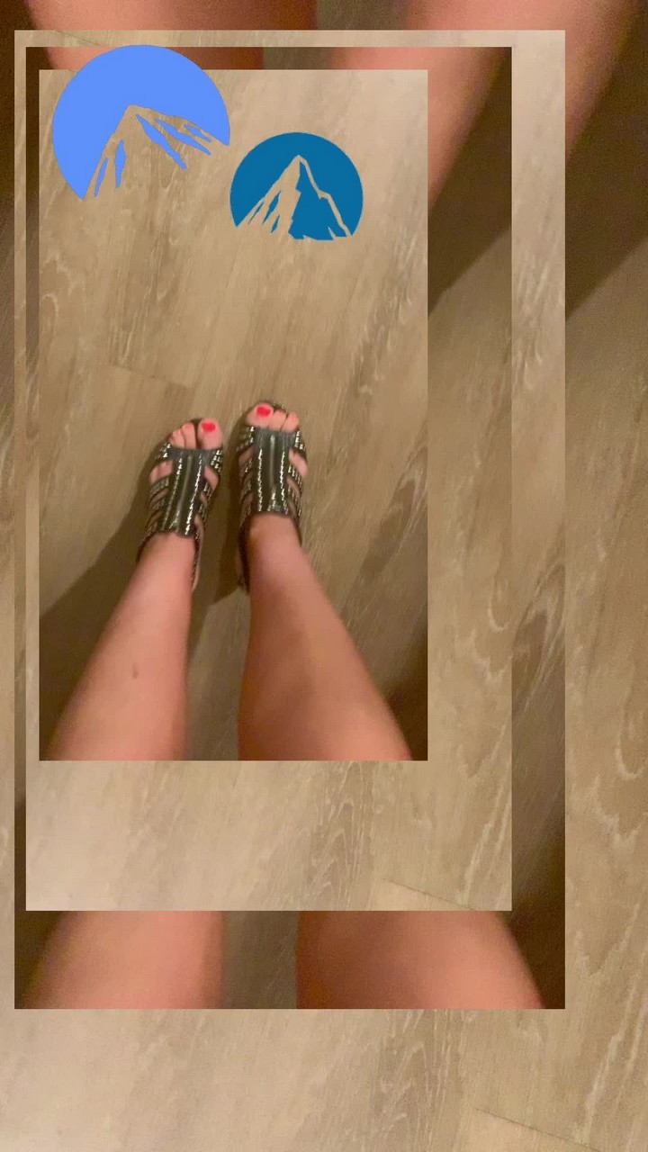 Eva Magazine Feet