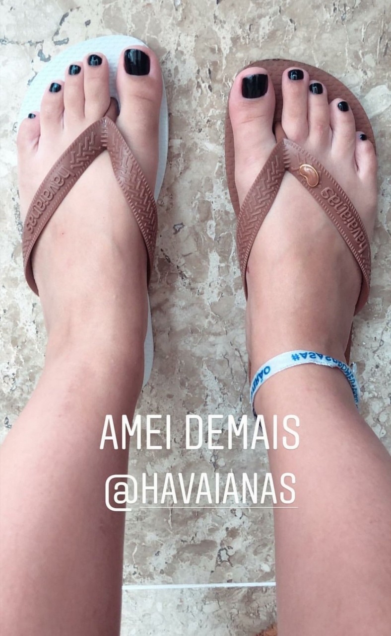J Lia Gomes Feet