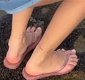 Ana Castela Feet