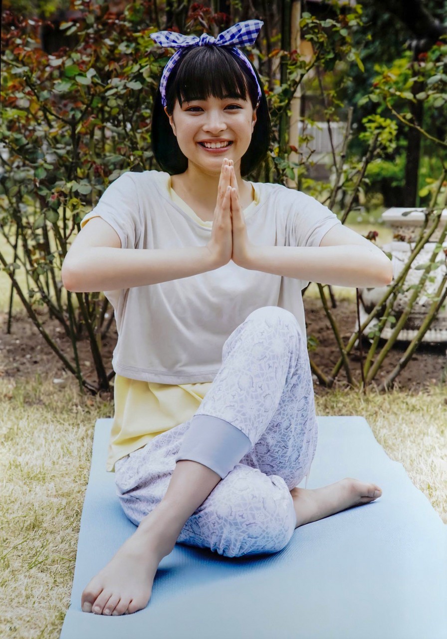 Suzu Hirose Feet