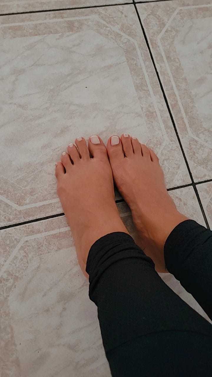 Giovana Feet