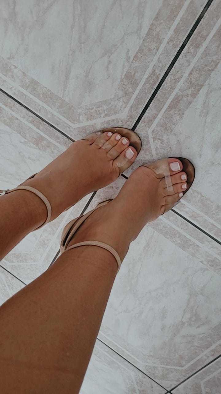 Giovana Feet